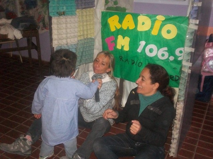 imagen Equipo de la UNCuyo colabora con niños del barrio La Gloria para hacer radio y televisión