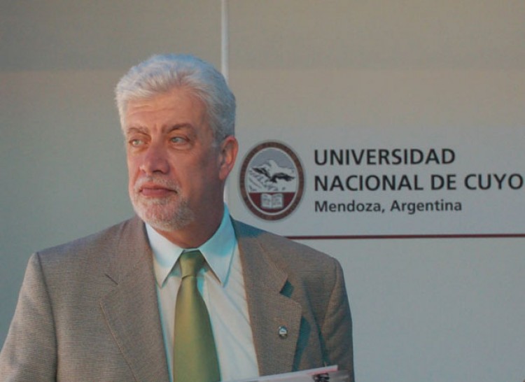 imagen Somoza es panelista en encuentro internacional de universidades