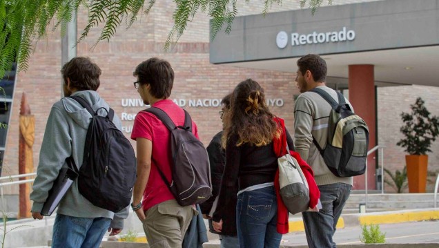 imagen La UNCUYO facilita la participación en la marcha "Ni una menos"