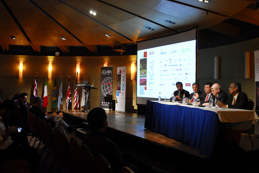 imagen Rector participó de conferencia internacional de tecnología académica