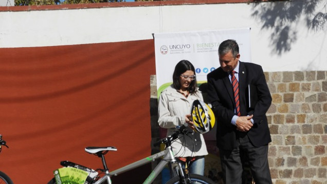 imagen Estudiantes del sur mendocino recibieron e-readers y bicicletas