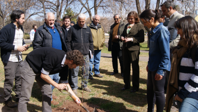 imagen Plantaron forestales en la UNCuyo en la Semana del Arbol 