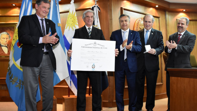 imagen Tabaré Vázquez flamante Doctor Honoris Causa de la UNCuyo