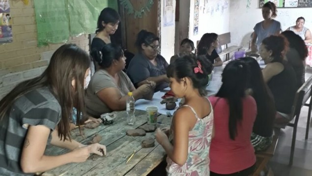 imagen Enseñan pintura y cerámica en el Barrio Flores Olivares
