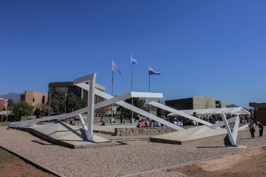 imagen Escultura y placas alusivas completan el paisaje de la Plaza del Bicentenario 