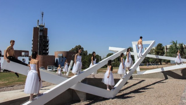 imagen Escultura y placas alusivas completan el paisaje de la Plaza del Bicentenario 