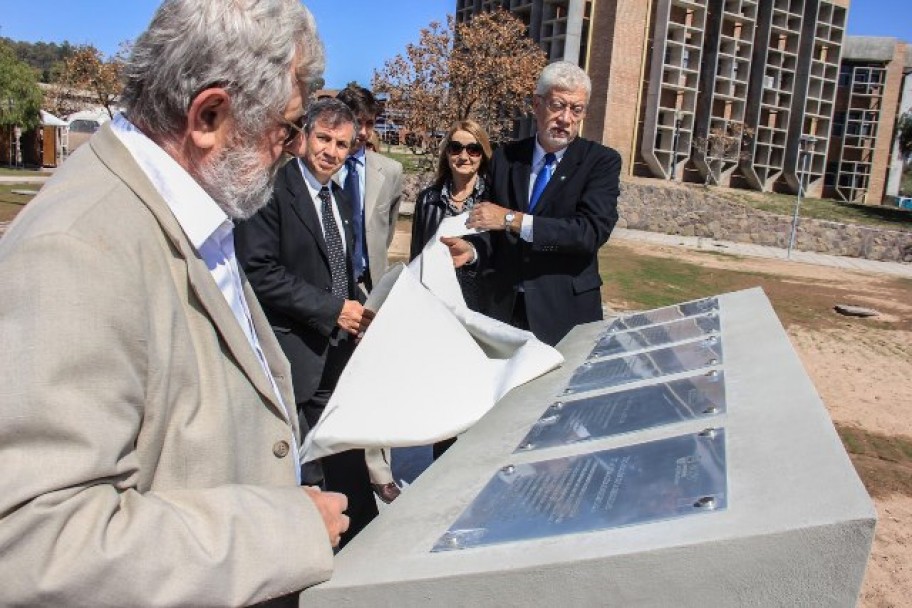 imagen Escultura y placas alusivas completan el paisaje de la Plaza del Bicentenario 