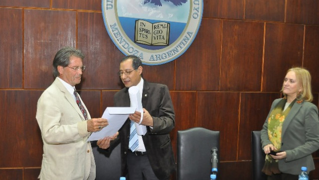 imagen Honoris Causa para Van Dijk por sus aportes lingüísticos contra el racismo