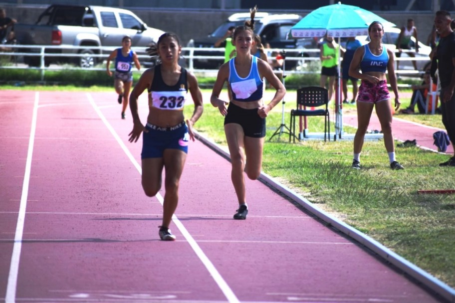 imagen Deportistas de la "U" en el podio del Vendimia de Atletismo