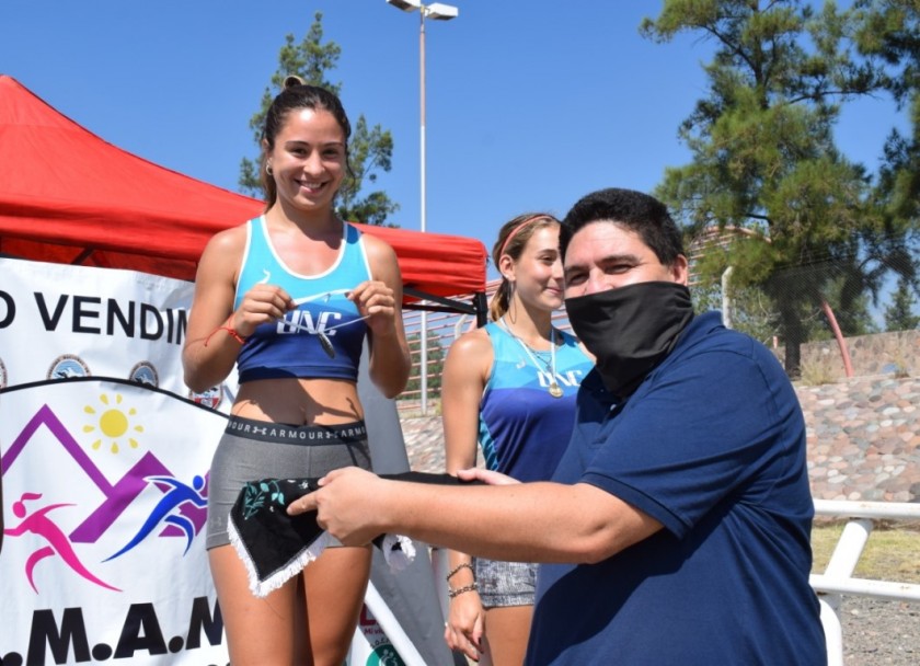 imagen Deportistas de la "U" en el podio del Vendimia de Atletismo