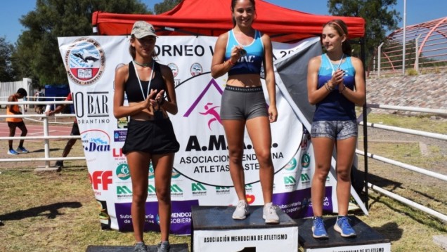 imagen Deportistas de la "U" en el podio del Vendimia de Atletismo