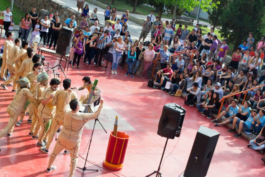 imagen Una intervención musical sorprendió a los ingresantes de Ciencias Políticas 