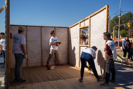 Equipo trabajando en el armado de la casa.