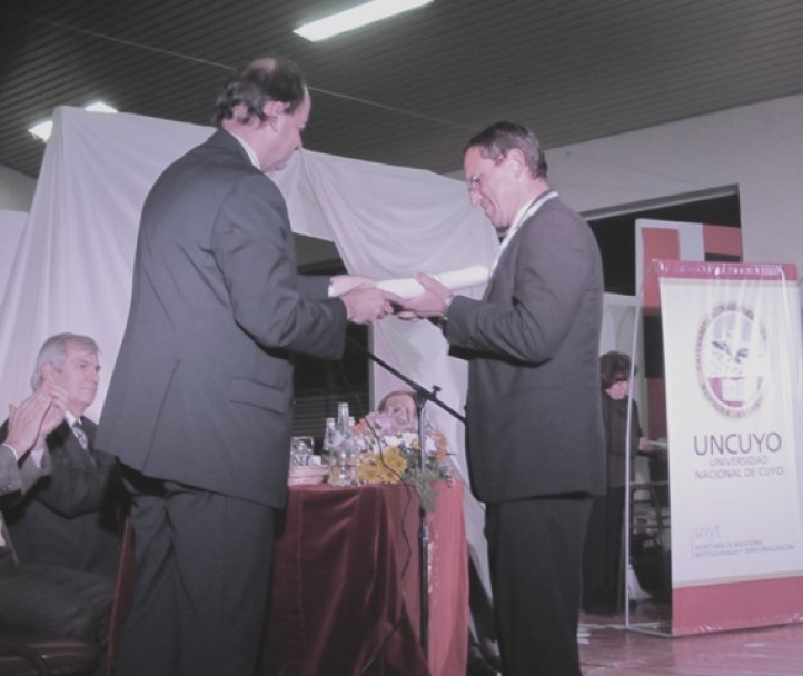imagen Acto de entrega de certificados a egresados de la UNCuyo en General Alvear