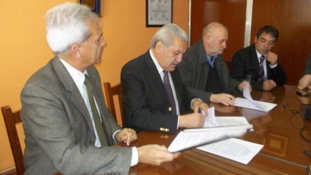 imagen Firma del convenio Interinstitucional entre la Municipalidad, UNCuyo, ITU y Cecsagal para el financiamiento de la Lic. en Gestión de Negocios