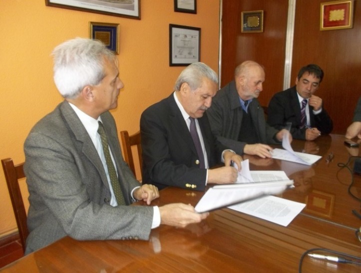 imagen Firma del convenio Interinstitucional entre la Municipalidad, UNCuyo, ITU y Cecsagal para el financiamiento de la Lic. en Gestión de Negocios