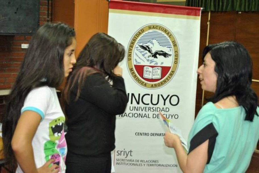 imagen Gestores de la UNCuyo difundieron carreras que dicta el "Centro Universitario del Este de Mendoza "