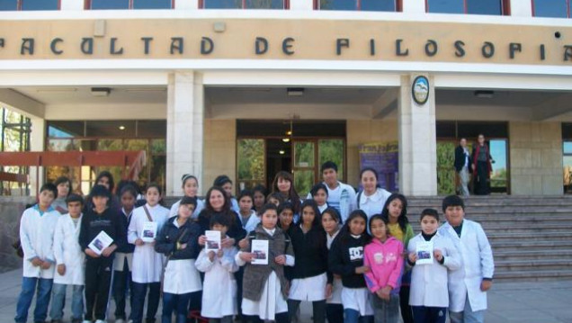 imagen Participación de los alumnos de la Esc. Segundo Correas de Medrano, Junín en el Congreso Nacional de Literatura Infantil y Juvenil de la FFyL