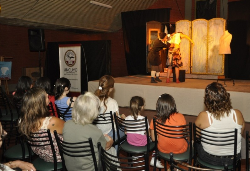 imagen Llega la obra de teatro "LA ROPA DEL ALMA: una pequeña luz de los años oscuros" a Rivadavia