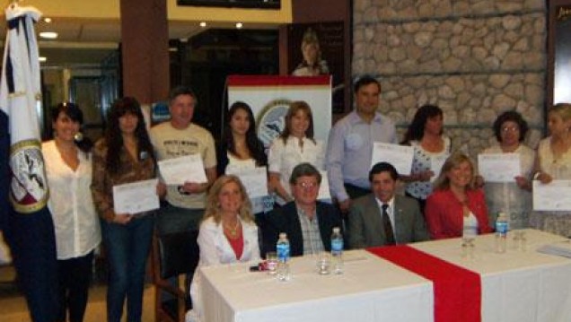 imagen Entrega de certificados para el curso de Ceremonial y Protocolo en Junín