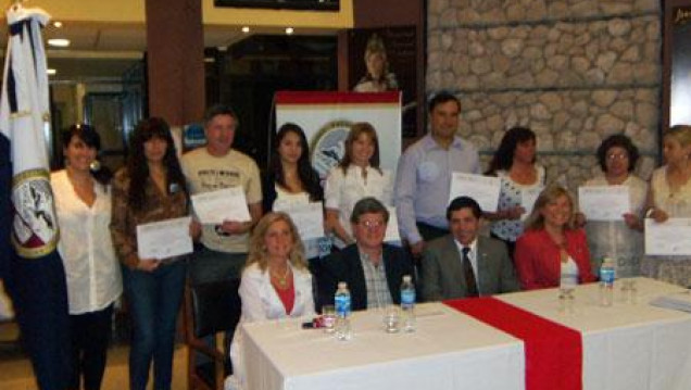 imagen Entrega de certificados para el curso de Ceremonial y Protocolo en Junín