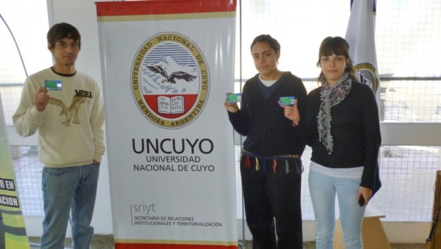 imagen Entrega de tarjetas de débito para los beneficiarios del Programa Becas 2012 en Alvear