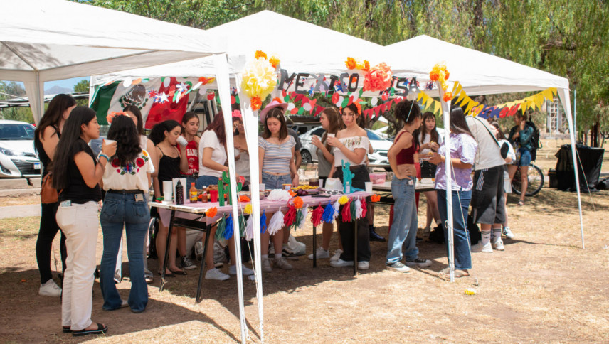 imagen que ilustra noticia Platos típicos, música y juegos en el clásico Festival Internacional de la UNCUYO