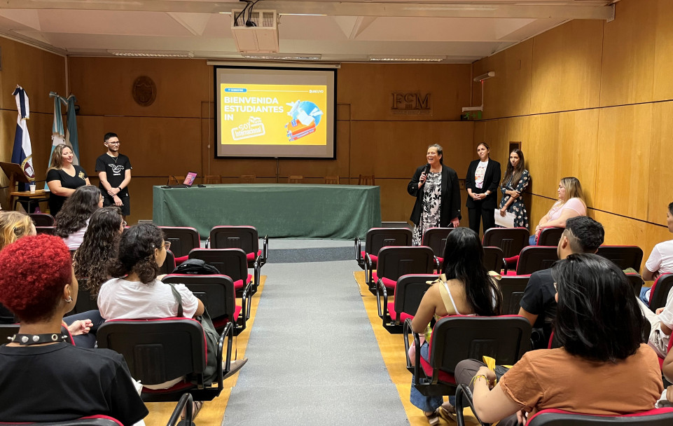 imagen Teresa Damiani y el equipo de Relaciones Internacionales de la SIIP, dándoles la bienvenida a la universidad