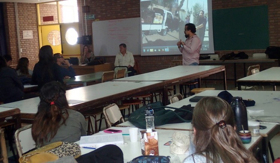 imagen Estudiantes de la Facultad de Artes y Diseño colaboran en UNCUYO Separa sus residuos