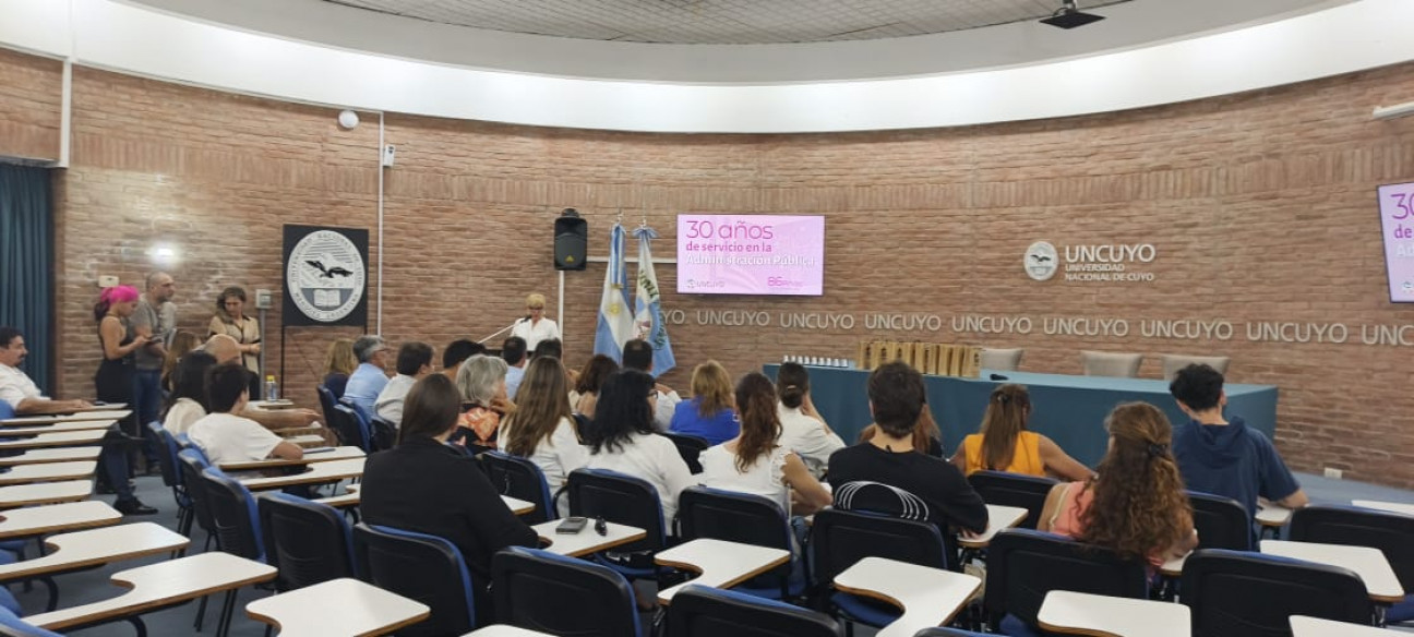 imagen Nuestra Secretaría celebró los 30 años de servicio en Administración Pública universitaria de uno de sus directores