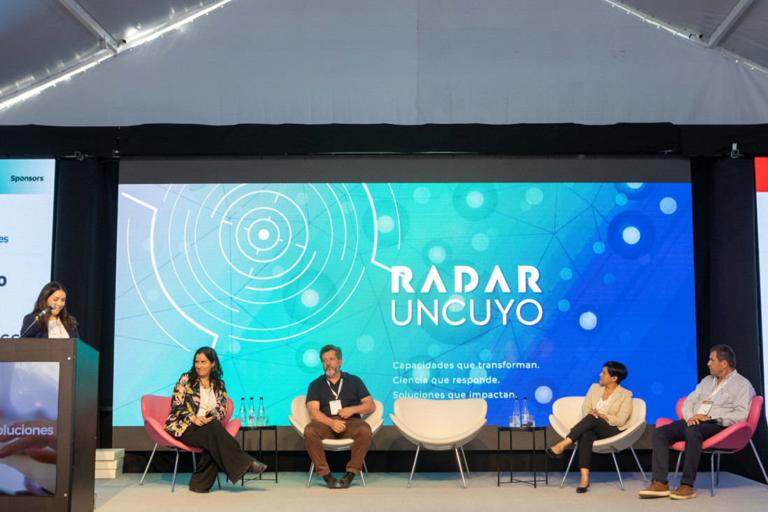 imagen Presentaron RADAR UNCUYO en el encuentro "Redes de Gobierno y Ciudades Inteligentes 2025"