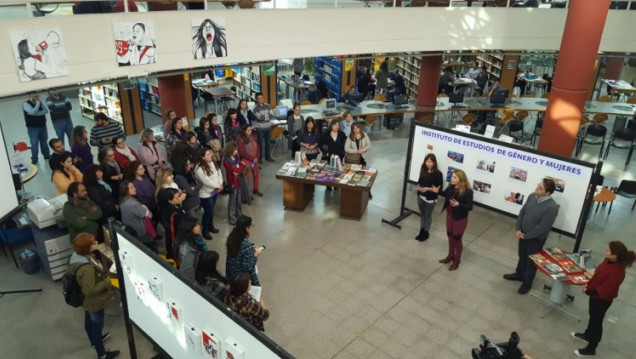 imagen Exponen material bibliográfico y fotográfico sobre estudios de género