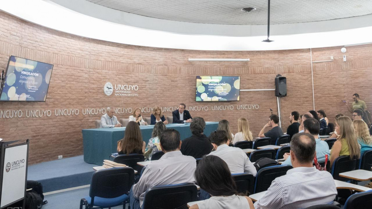 imagen Con un panel de expertos, el Área de Vinculación cerró un año de actividades y proyectos