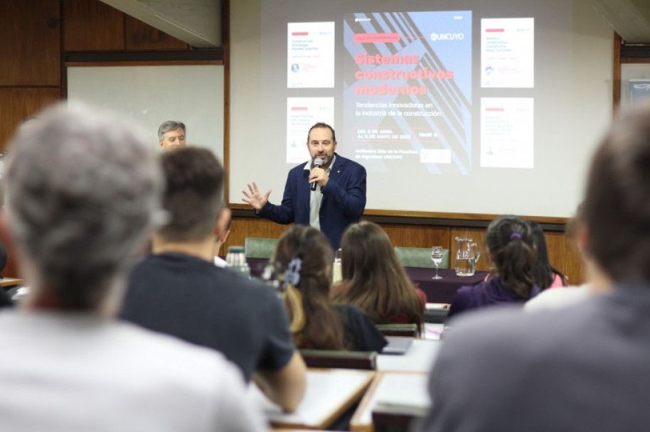 imagen Comenzó ciclo de conferencias sobre Sistemas Constructivos Modernos