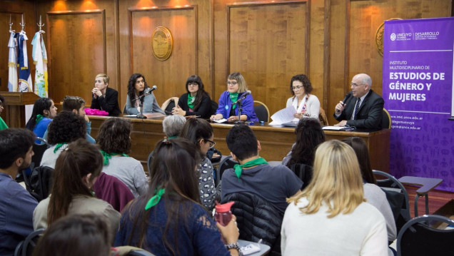 imagen Especialistas analizaron la despenalización del aborto