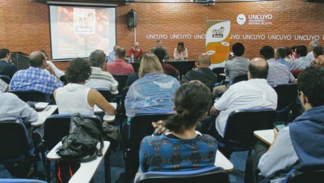 imagen Trabajan para mejorar el desarrollo del sector de frutos secos de Mendoza
