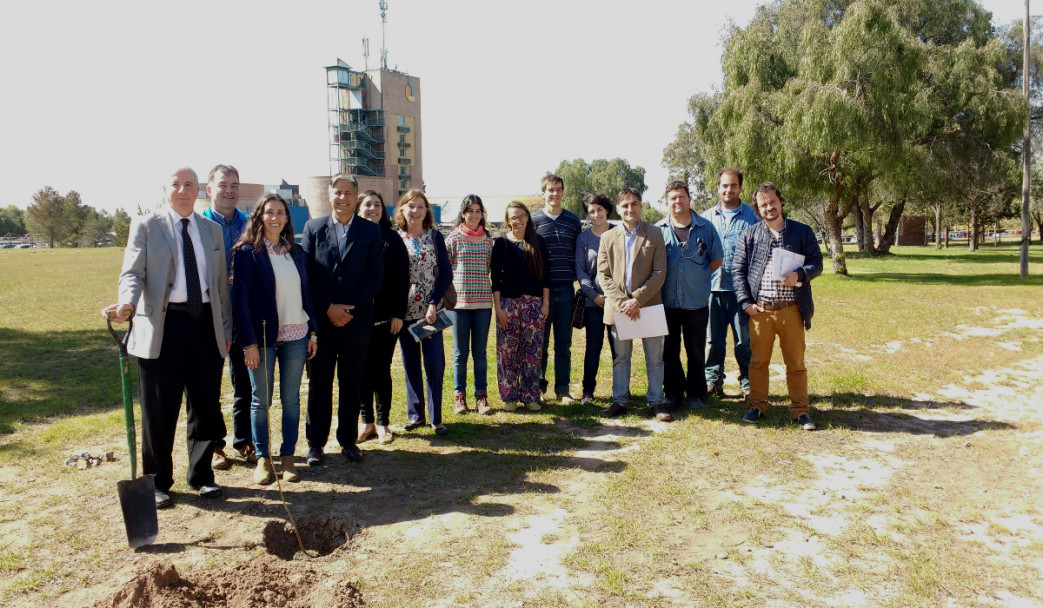 imagen Plantaron nuevos forestales en el campus de la UNCUYO